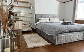 Deluxe Inn Gateshead - 2 Bed Downstairs Flat